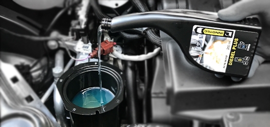 Einfüllen von Dieselplus in Motor